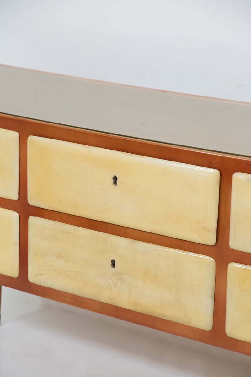 Cassettiera in pergamena e legno