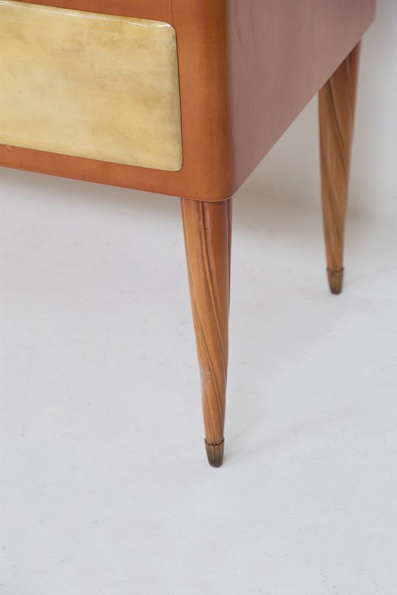 Cassettiera in pergamena e legno