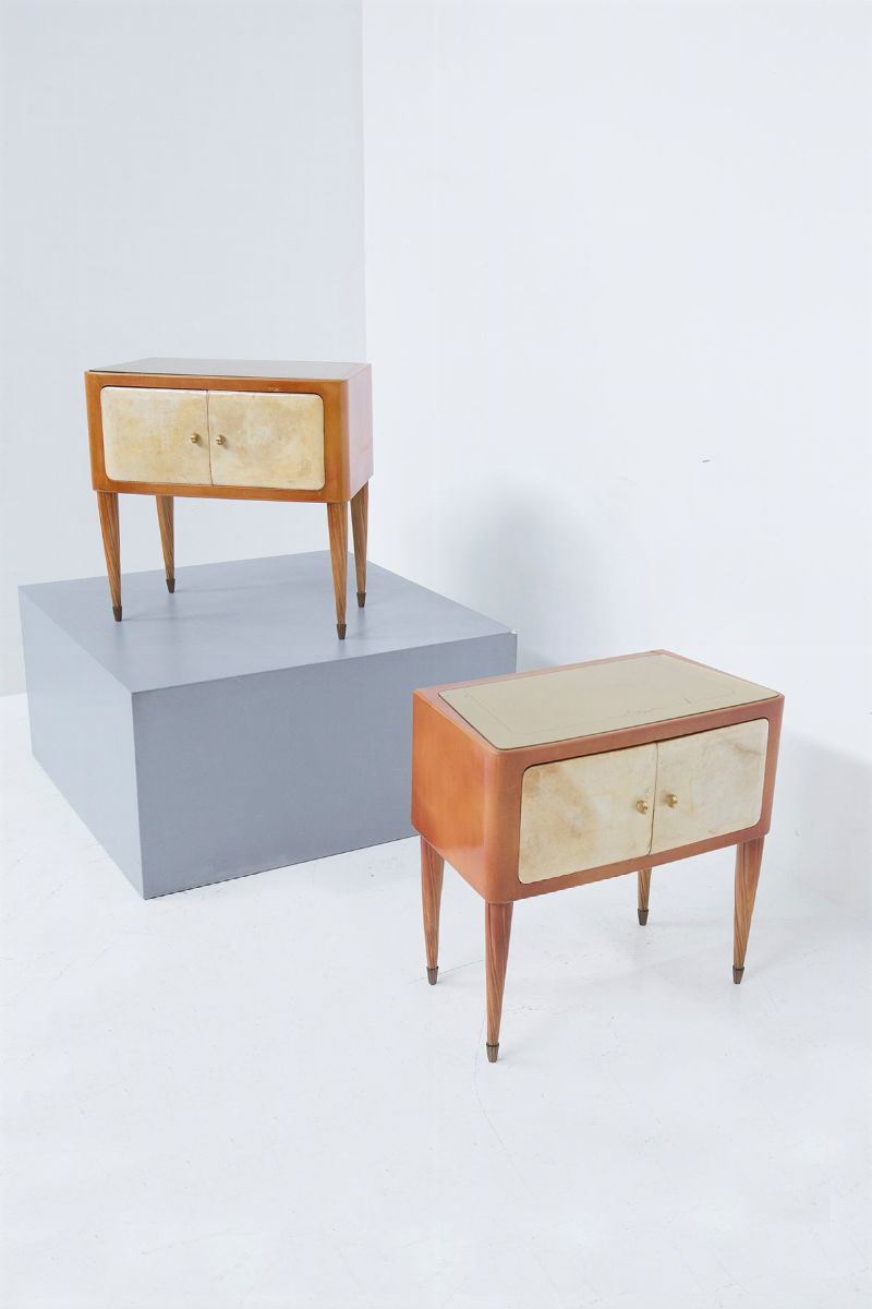 Coppia di comodini in pergamena e legno