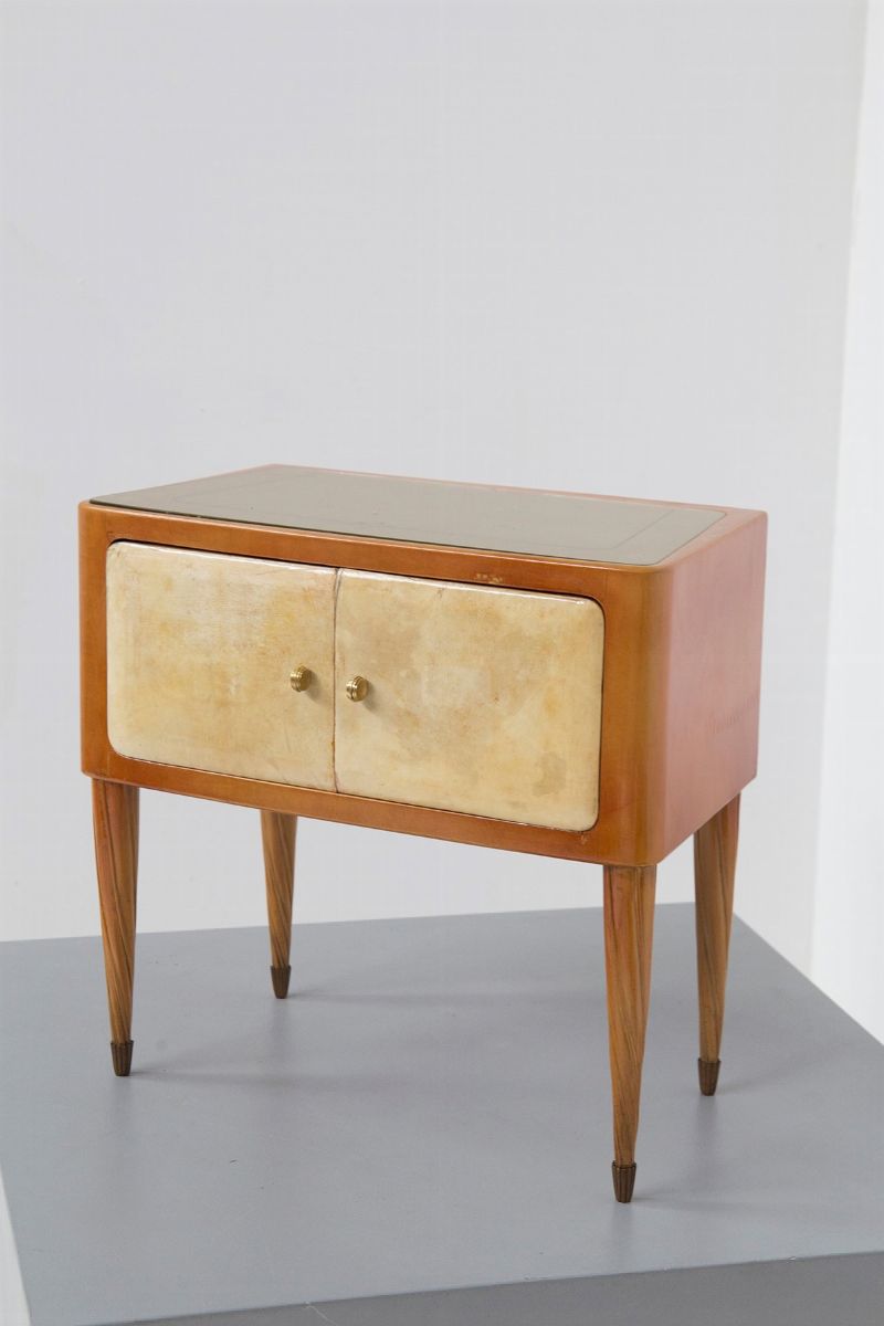 Coppia di comodini in pergamena e legno