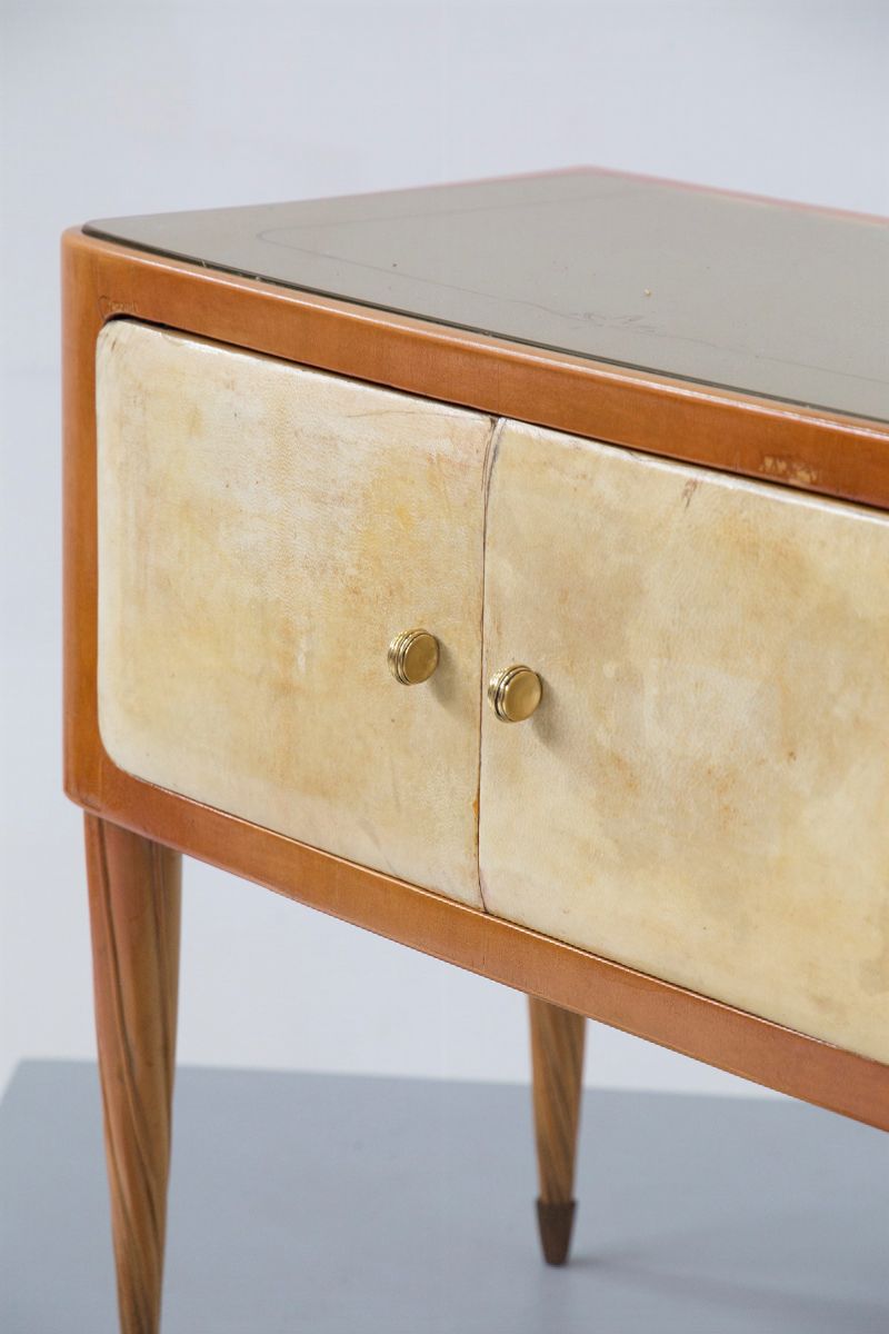 Coppia di comodini in pergamena e legno