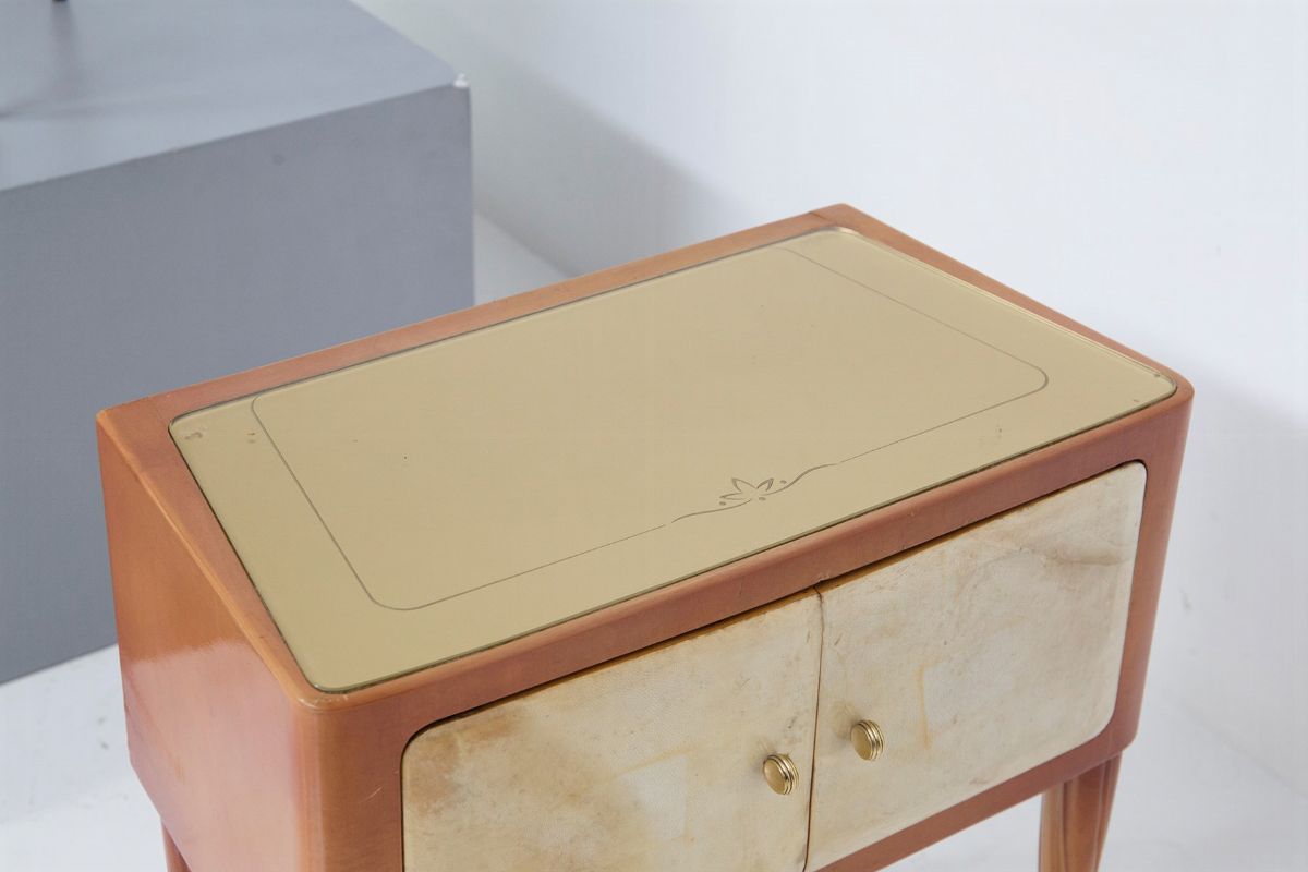 Coppia di comodini in pergamena e legno