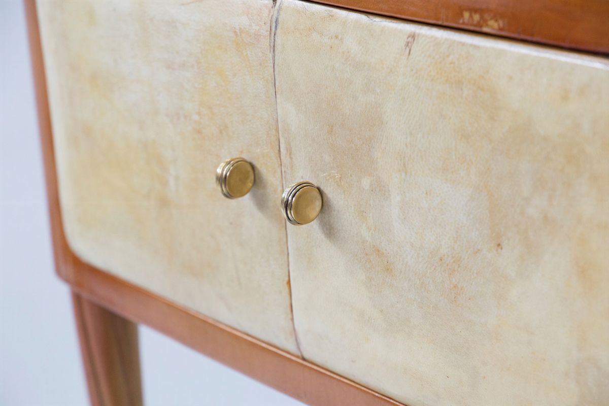 Coppia di comodini in pergamena e legno