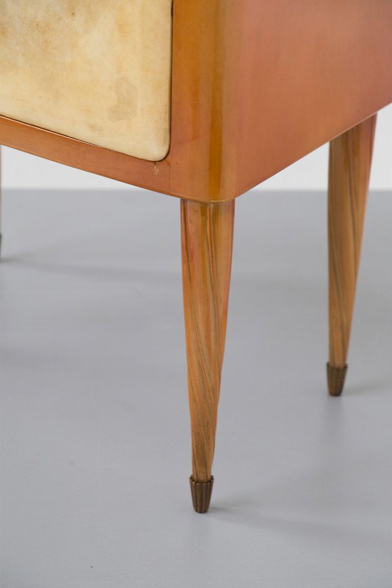 Coppia di comodini in pergamena e legno