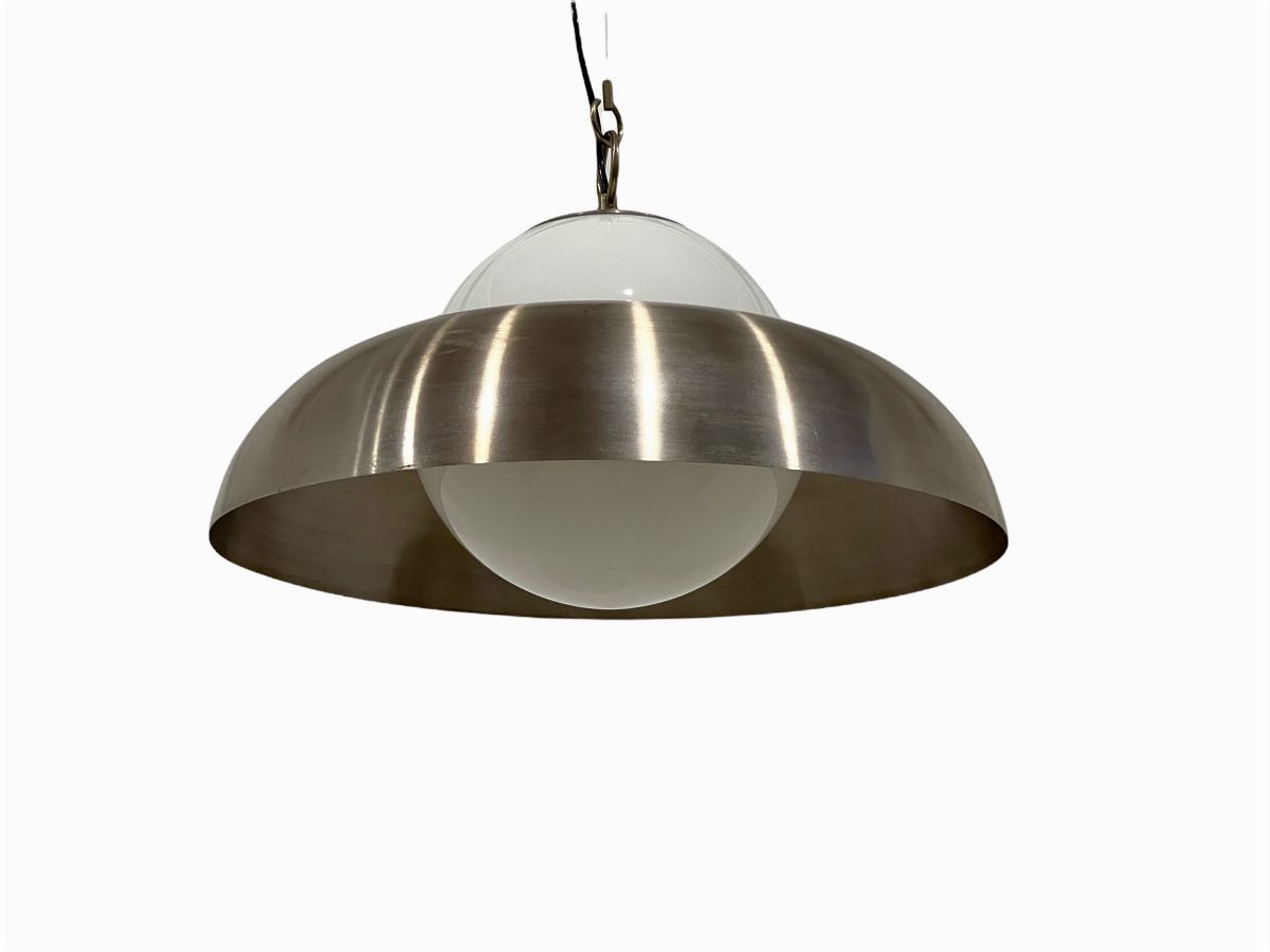 Lampadario in acciaio.