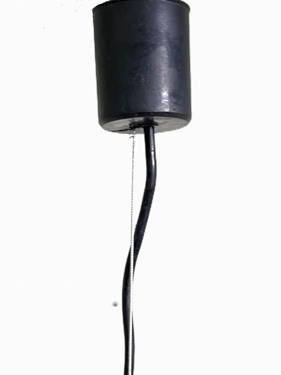 Lampadario in acciaio.