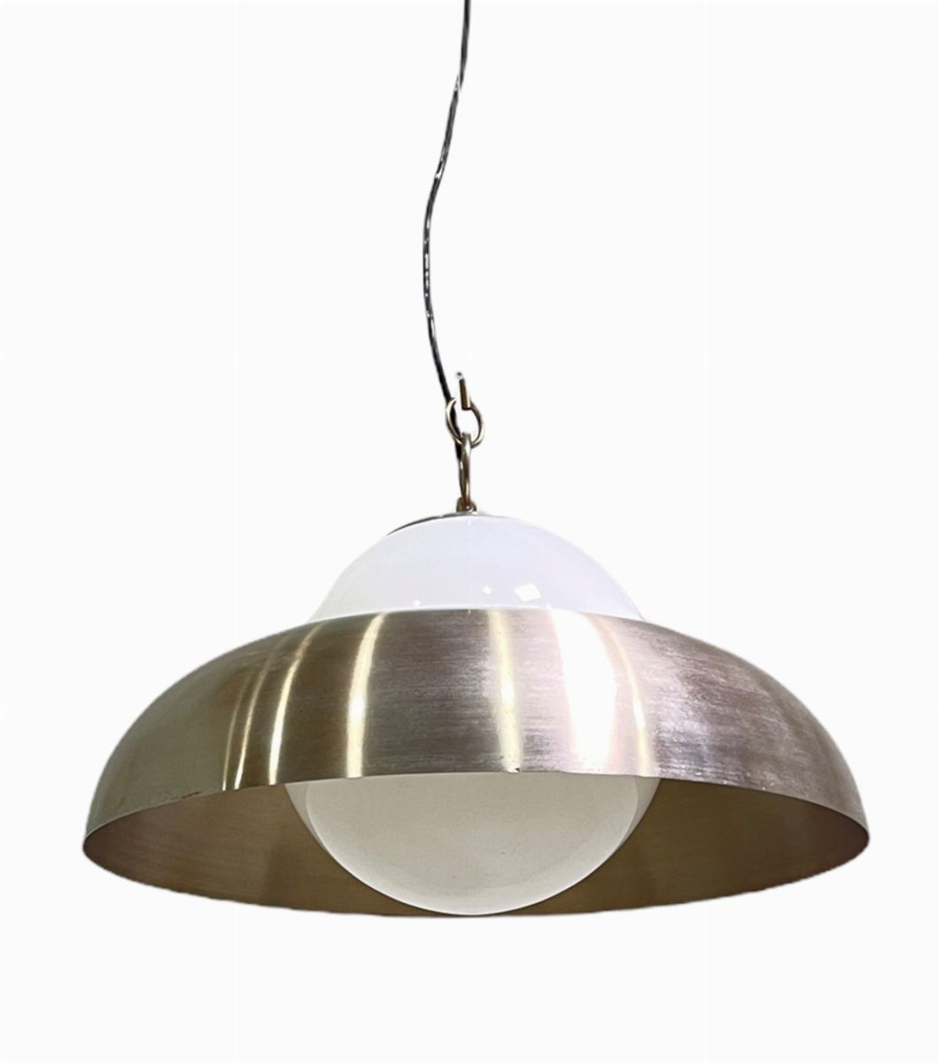 Lampadario in acciaio.