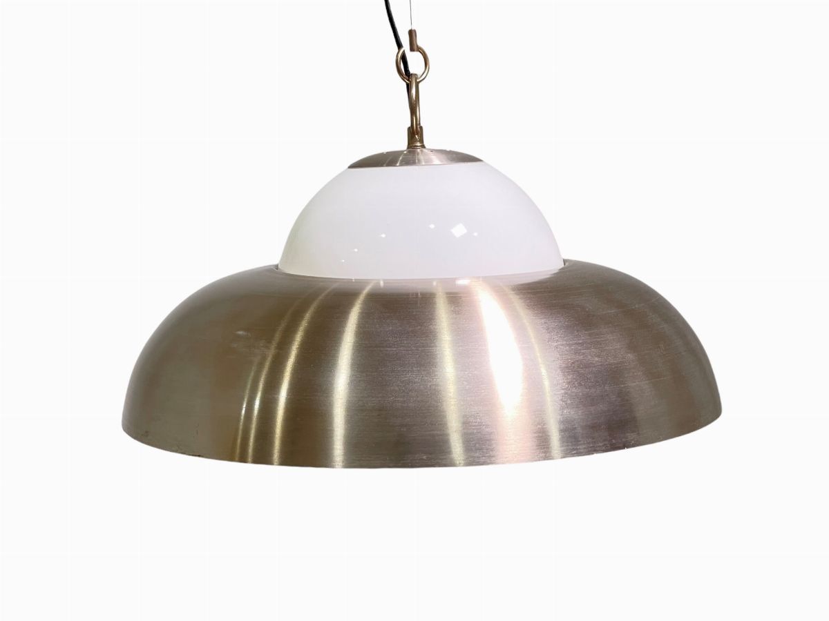 Lampadario in acciaio.