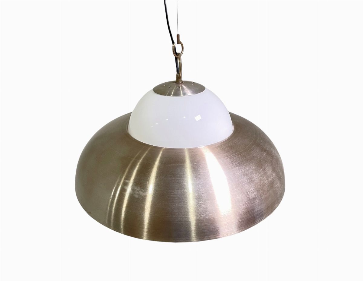 Lampadario in acciaio.