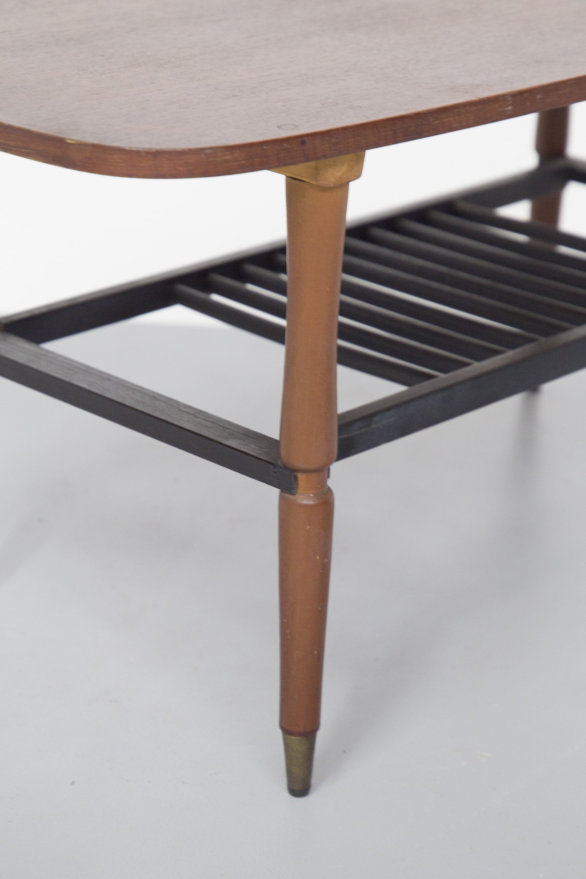 Tavolino portariviste in teak e ottone