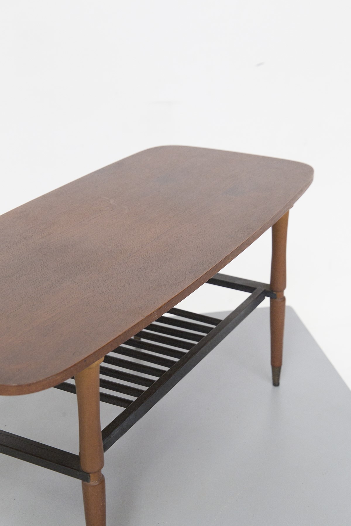 Tavolino portariviste in teak e ottone