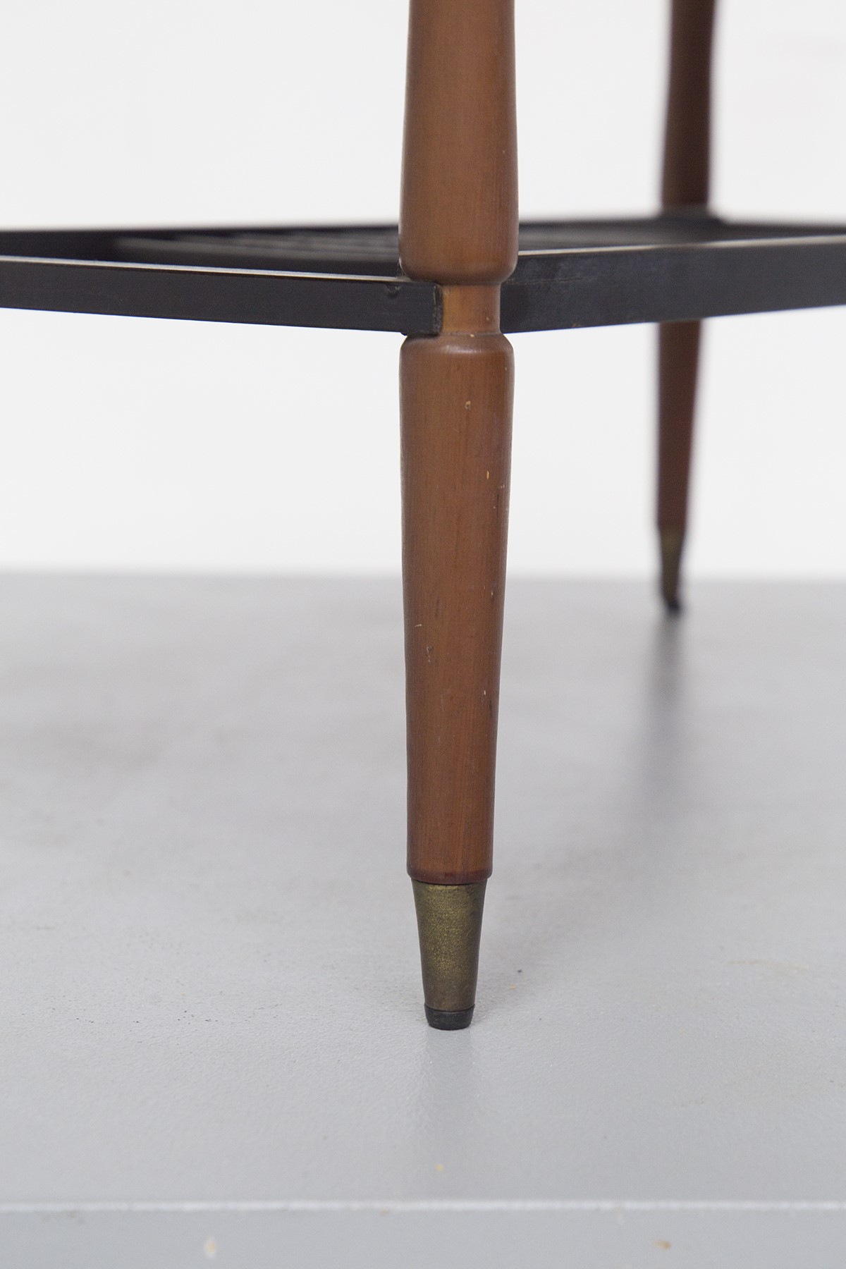 Tavolino portariviste in teak e ottone