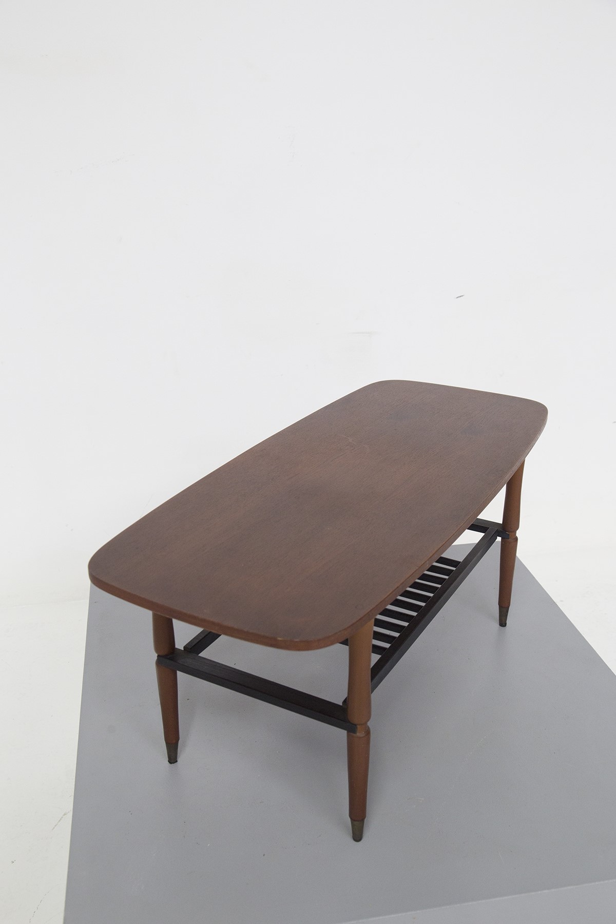 Tavolino portariviste in teak e ottone