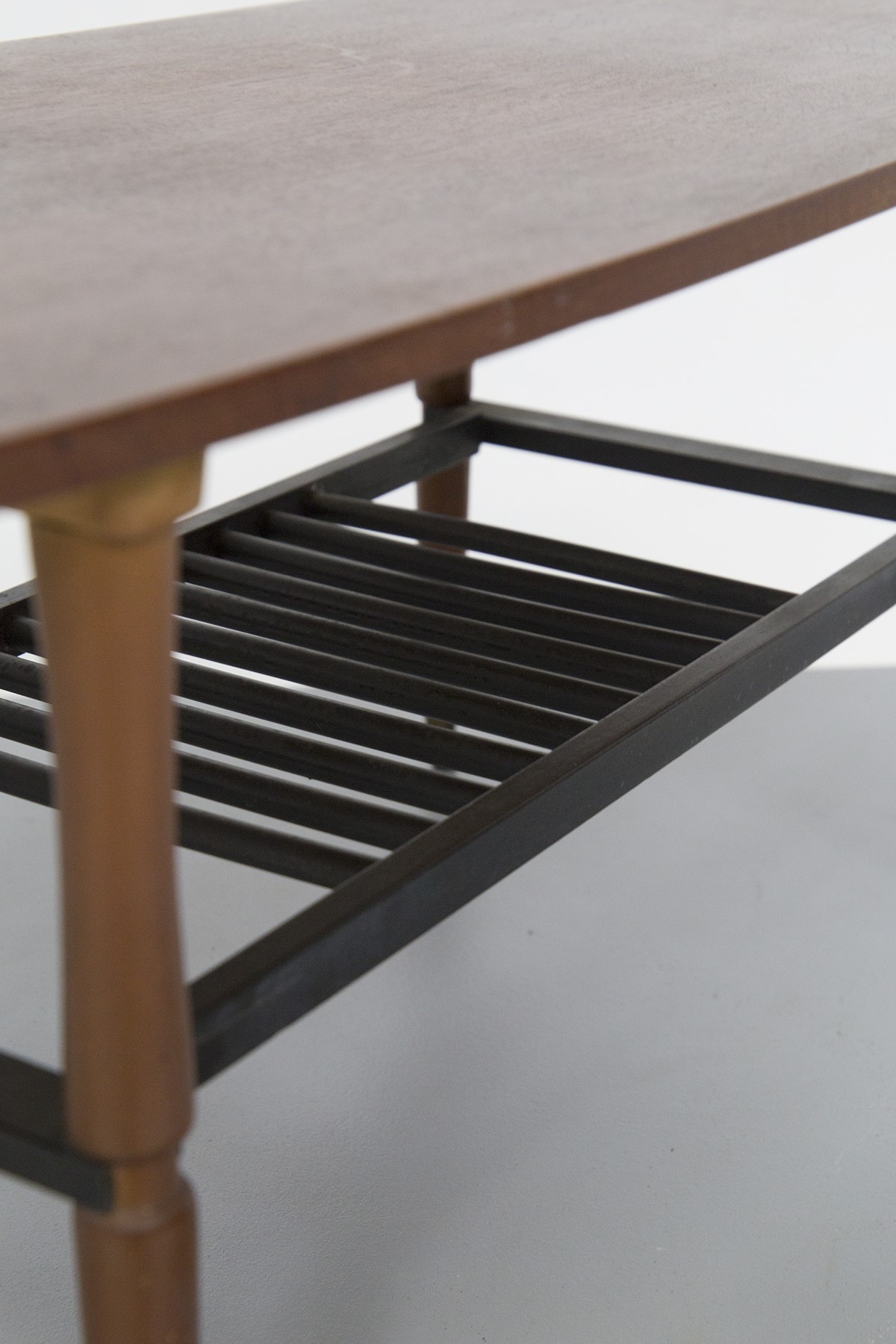 Tavolino portariviste in teak e ottone