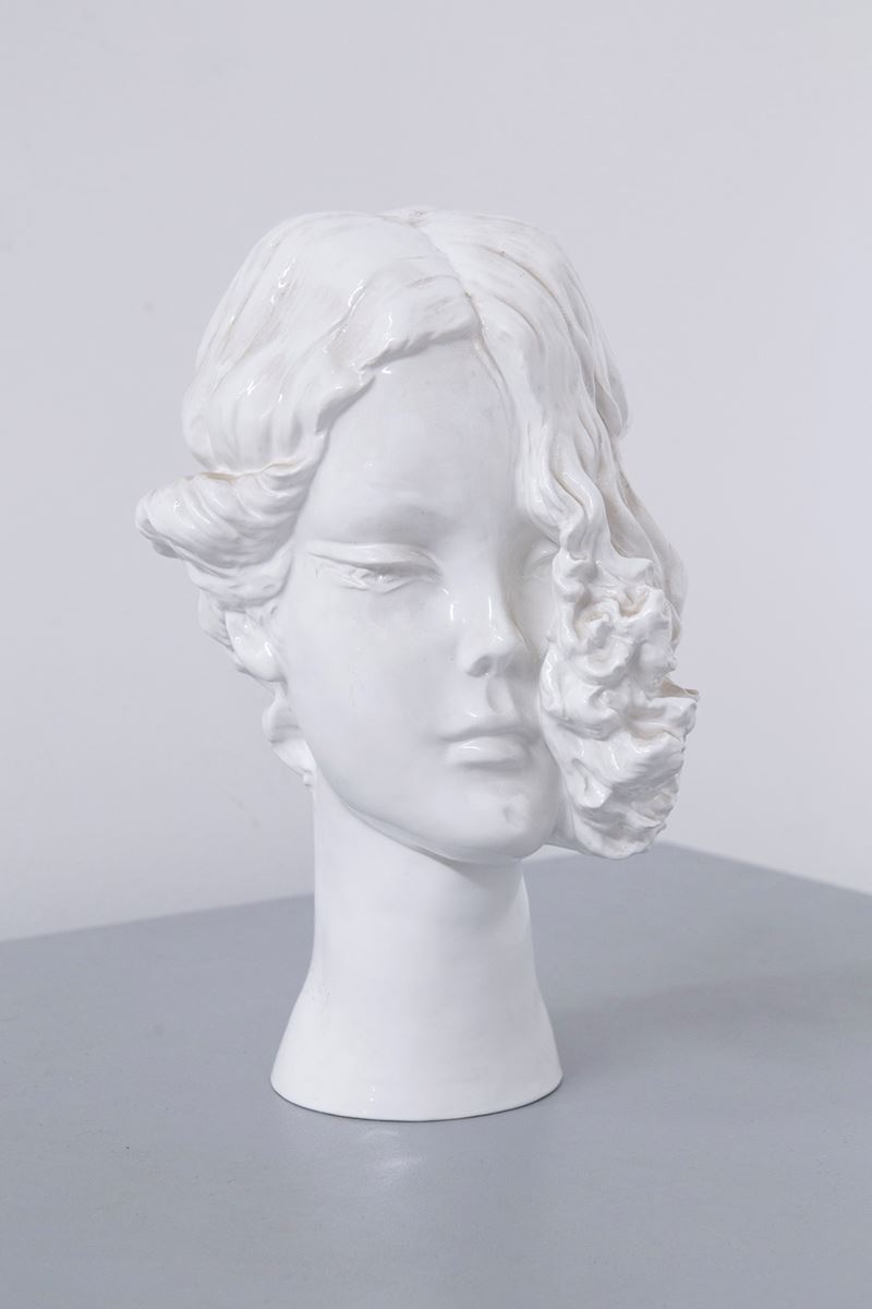Scultura busto di donna in ceramica