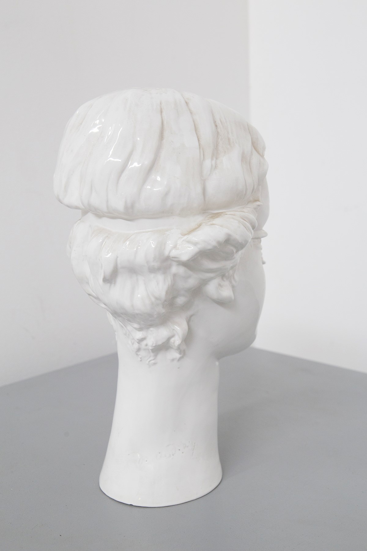 Scultura busto di donna in ceramica
