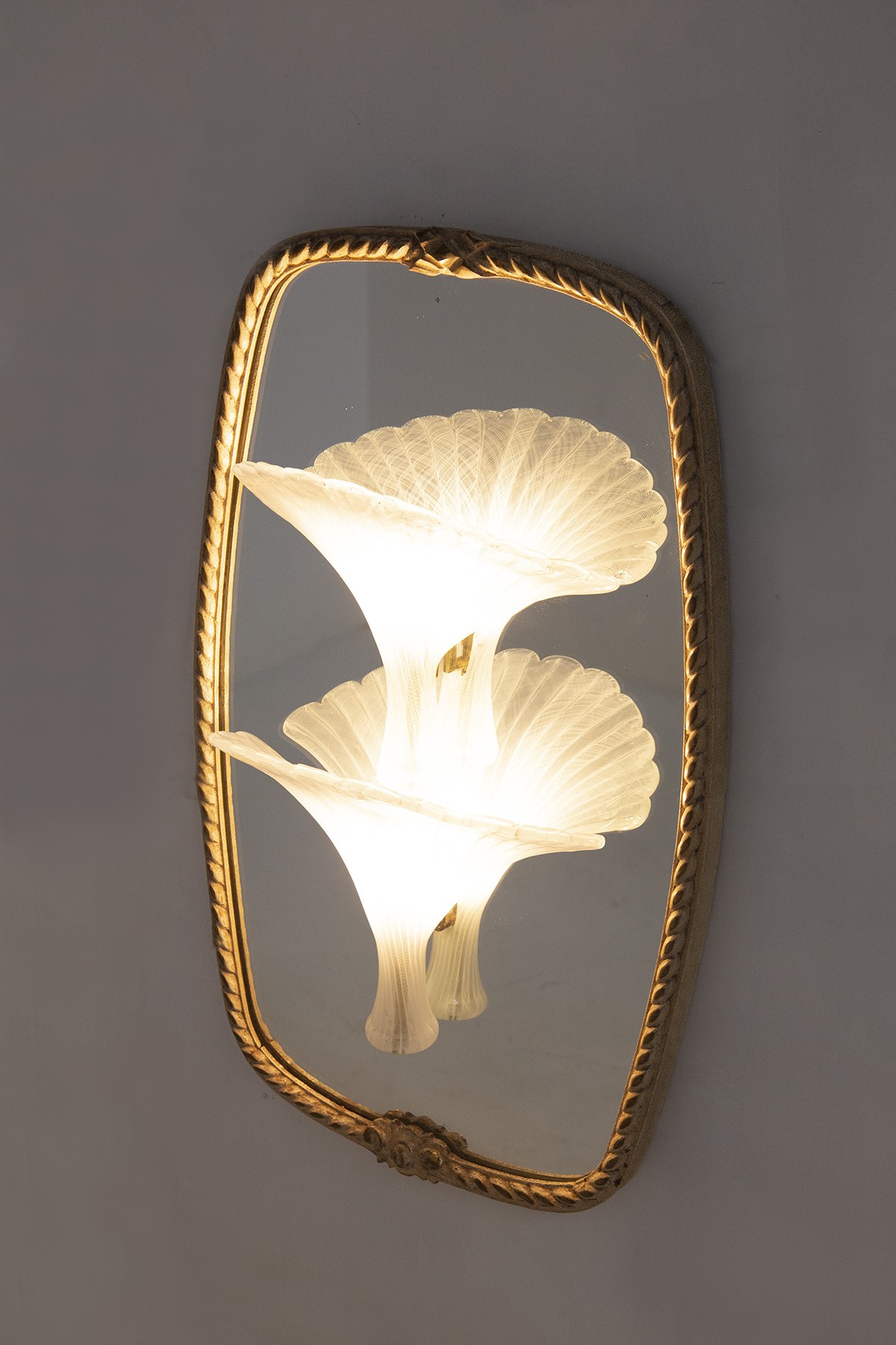Coppia di Specchi con Appliques di Venini in Vetro Murano