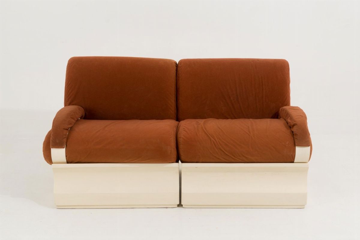 Divano a due elementi in legno e alcantara sintetica