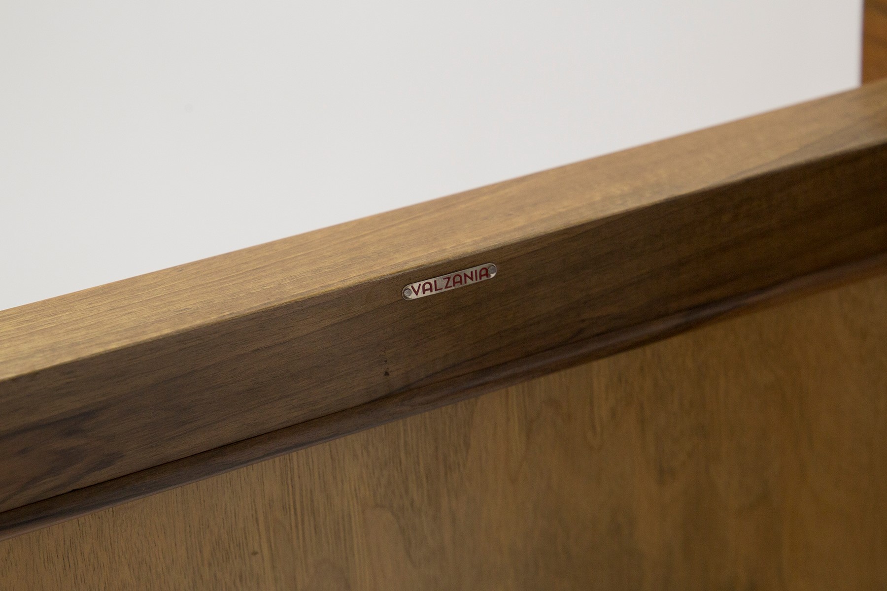 Credenza in legno, etichetta originale