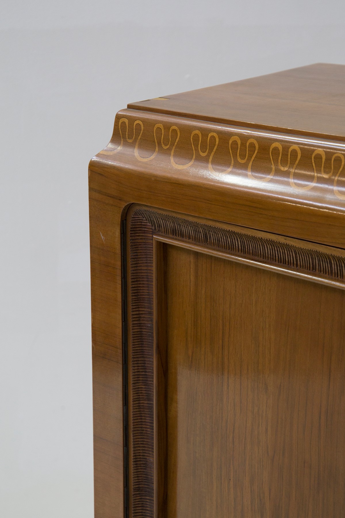 Credenza in legno, etichetta originale