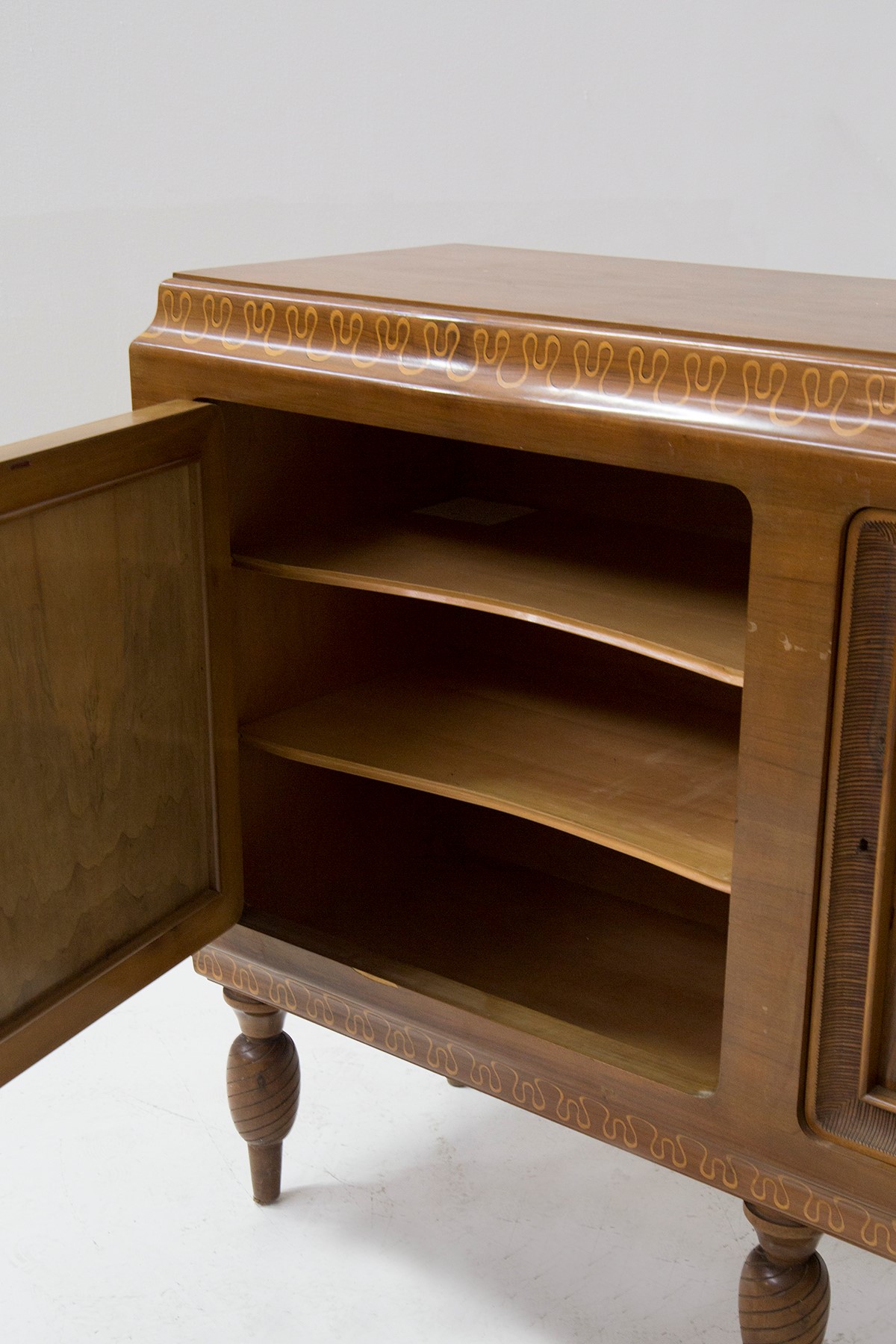 Credenza, etichetta originale