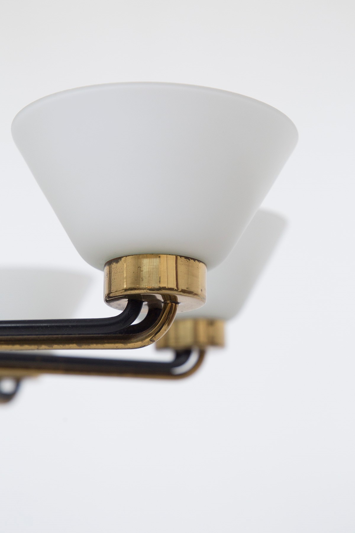Lampadario Mid-century in ottone e vetro opalino