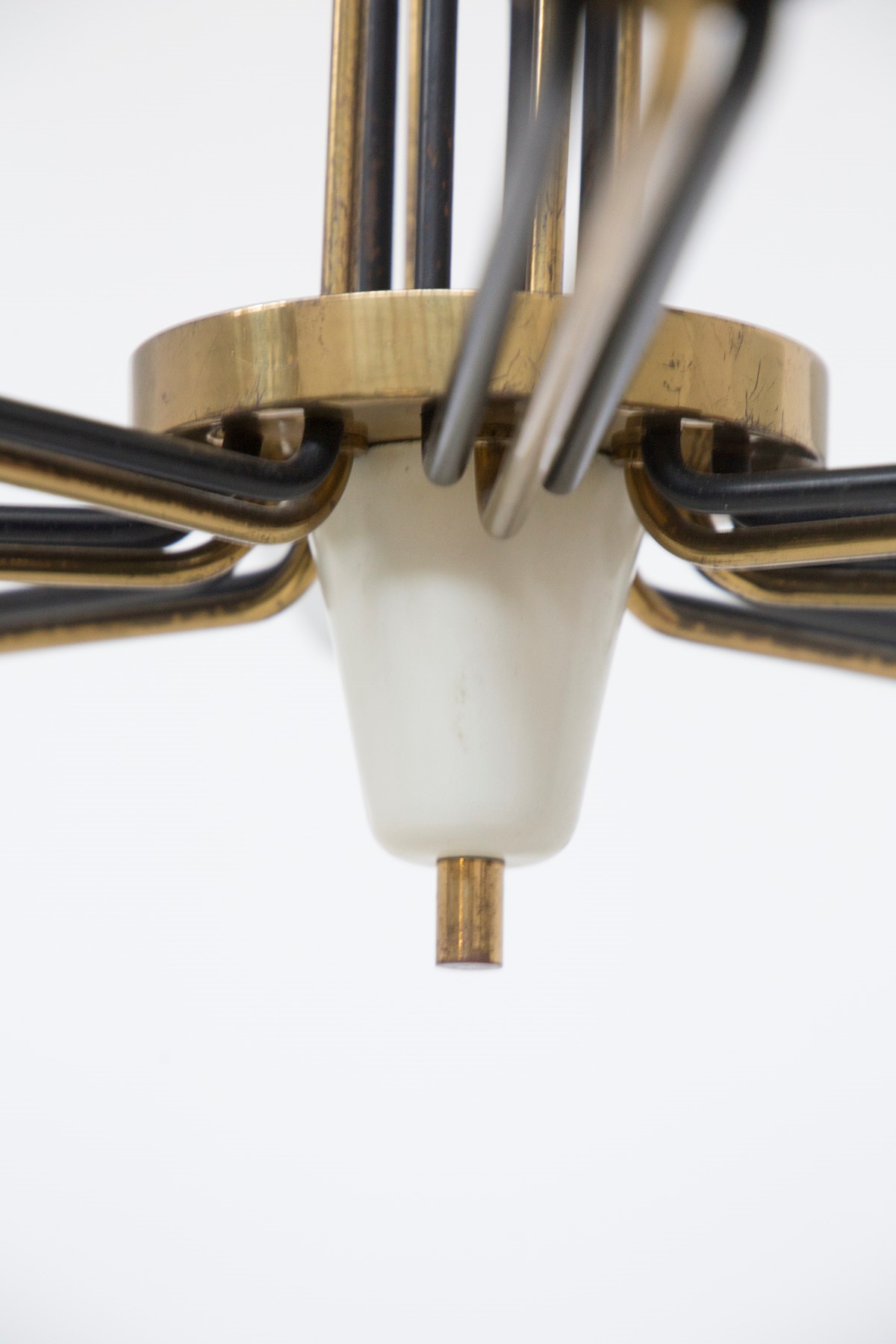 Lampadario Mid-century in ottone e vetro opalino