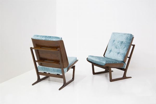 Coppia di poltrone americane in legno e velluto blu chiaro