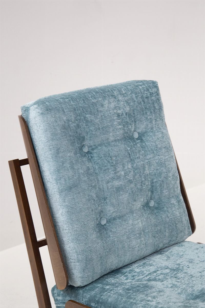 Coppia di poltrone americane in legno e velluto blu chiaro