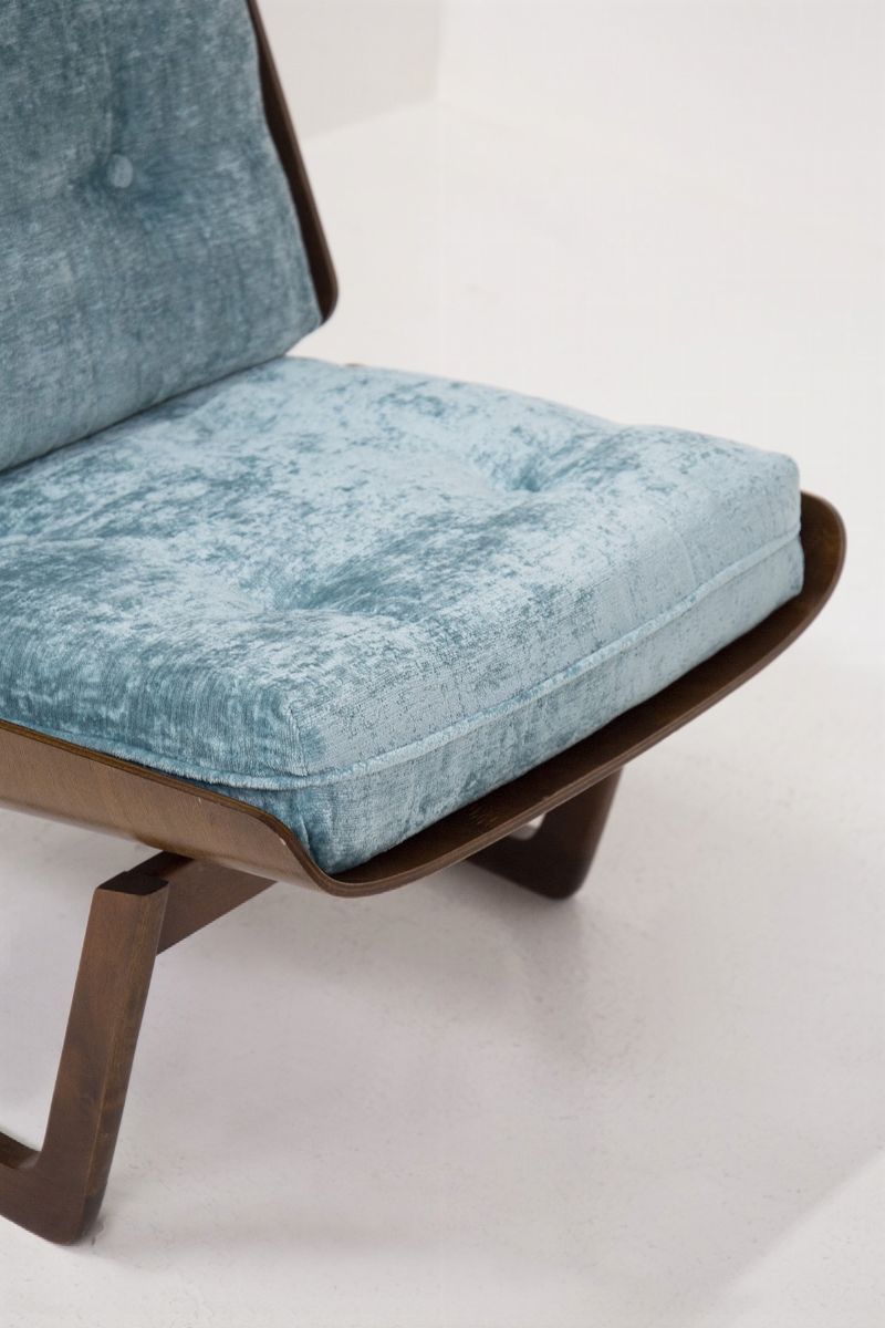 Coppia di poltrone americane in legno e velluto blu chiaro