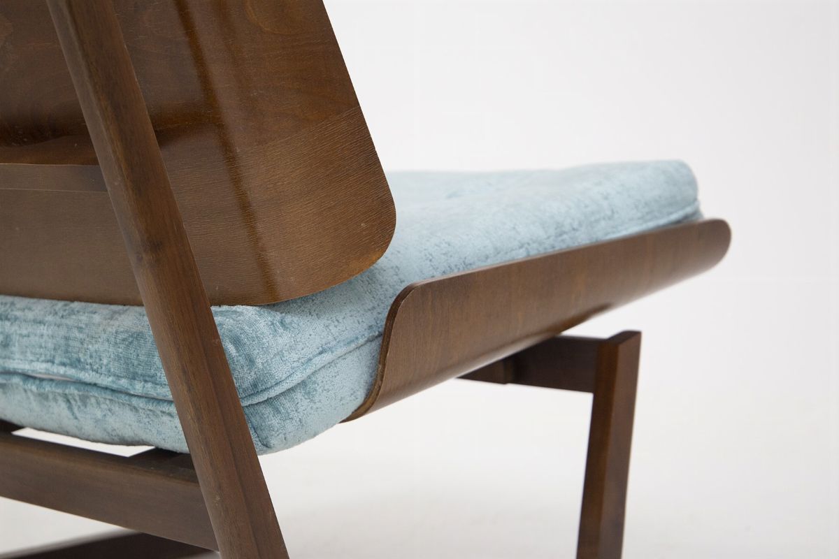Coppia di poltrone americane in legno e velluto blu chiaro