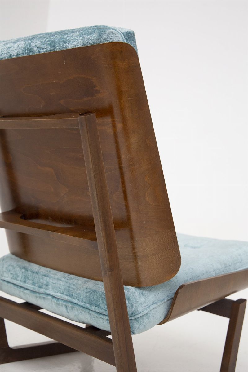 Coppia di poltrone americane in legno e velluto blu chiaro