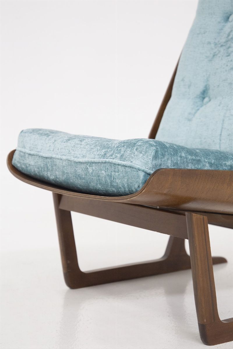 Coppia di poltrone americane in legno e velluto blu chiaro