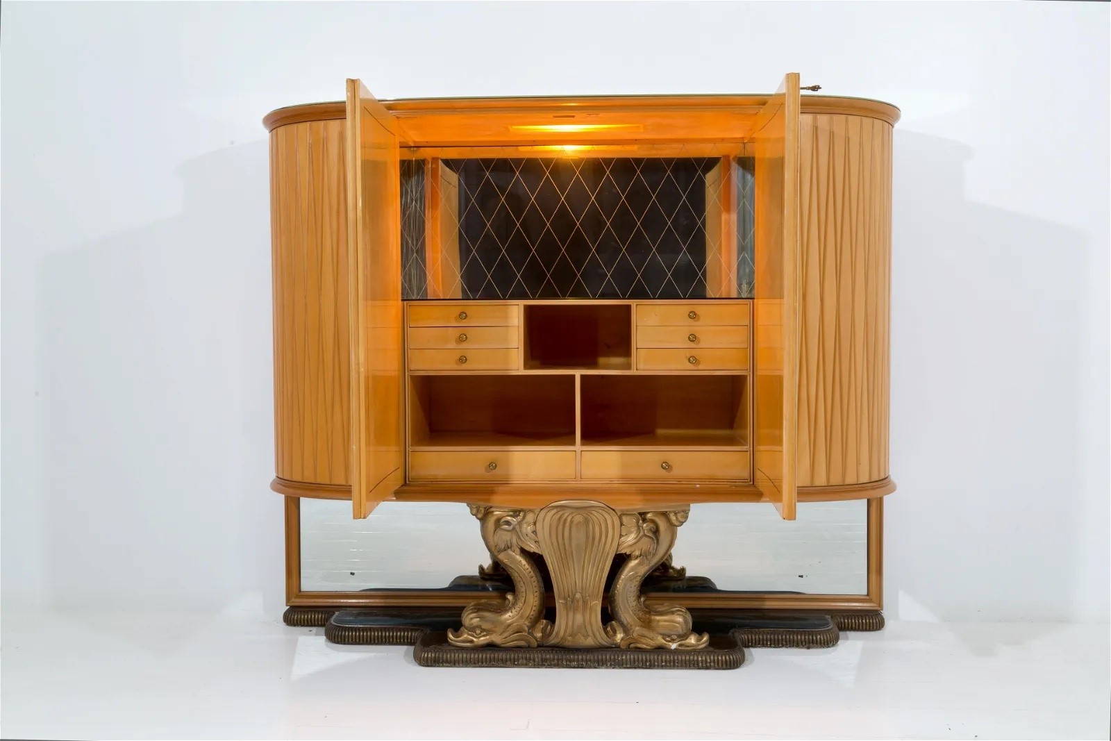 Mobile bar in noce e acero di Osvaldo Borsani per ABV