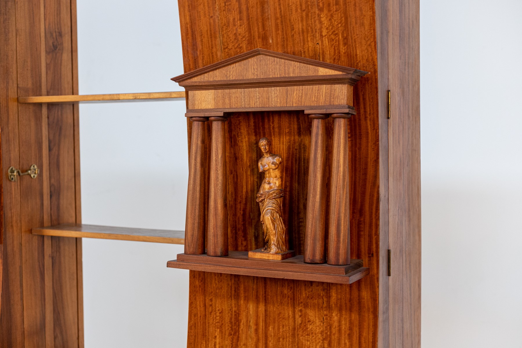 Libreria con due statue di Barberi Felice