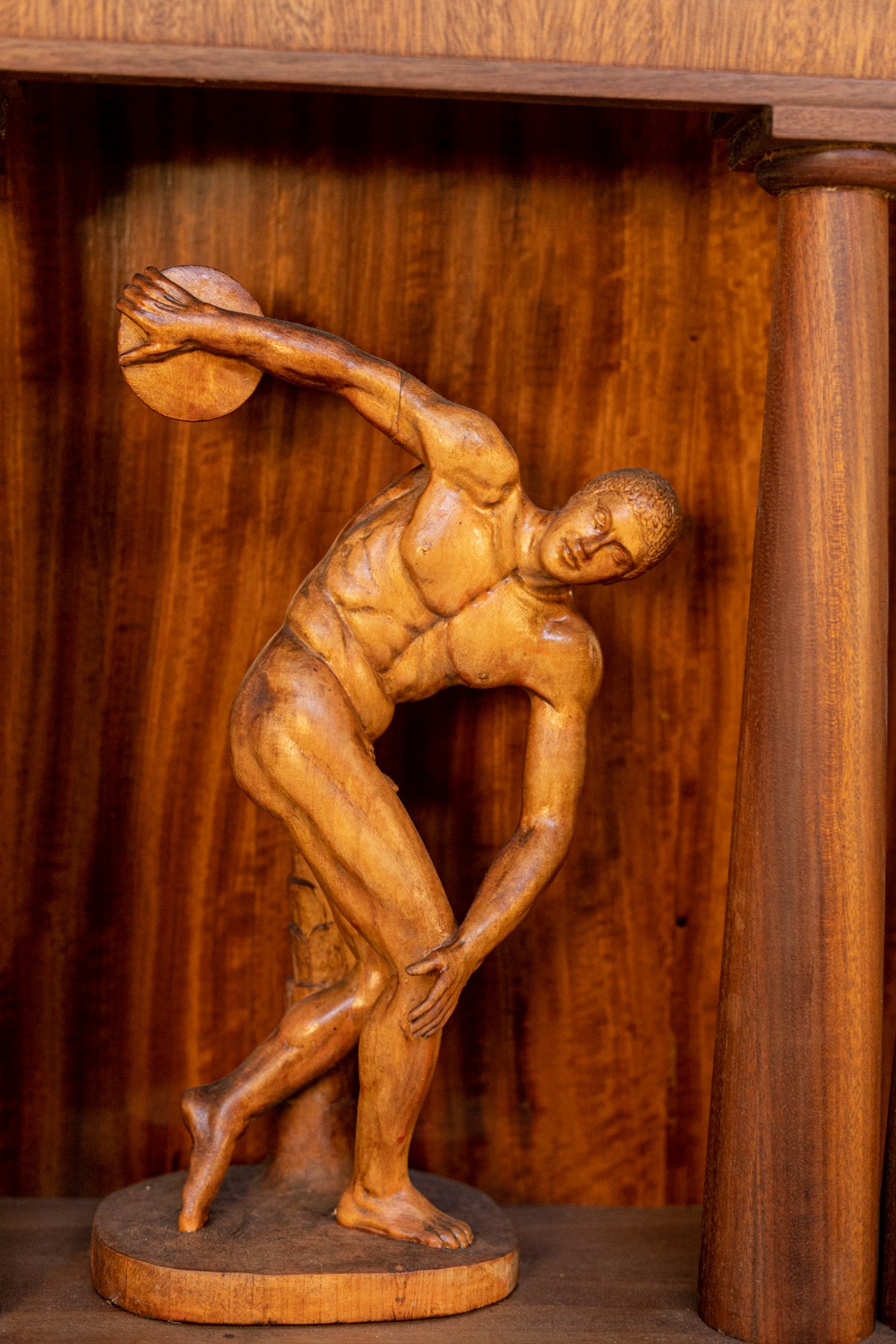 Libreria con due statue di Barberi Felice