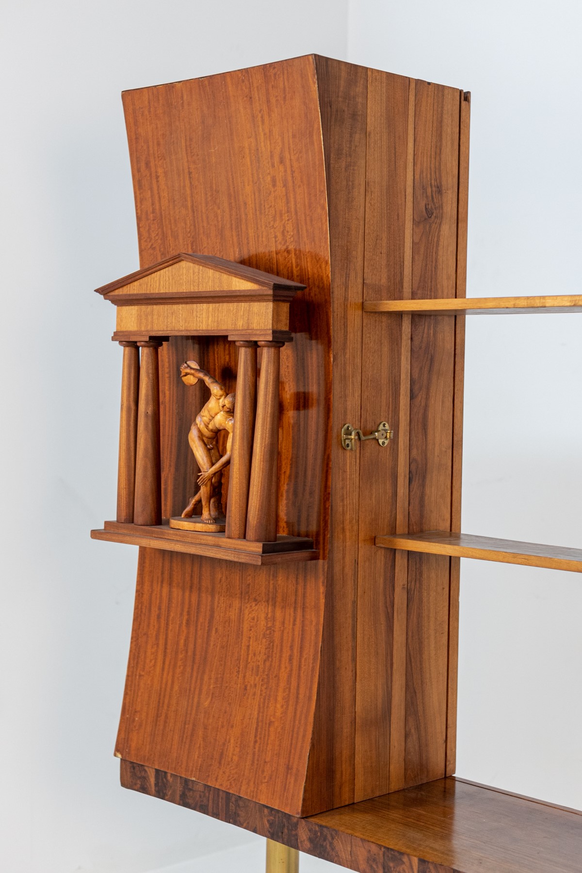 Libreria con due statue di Barberi Felice