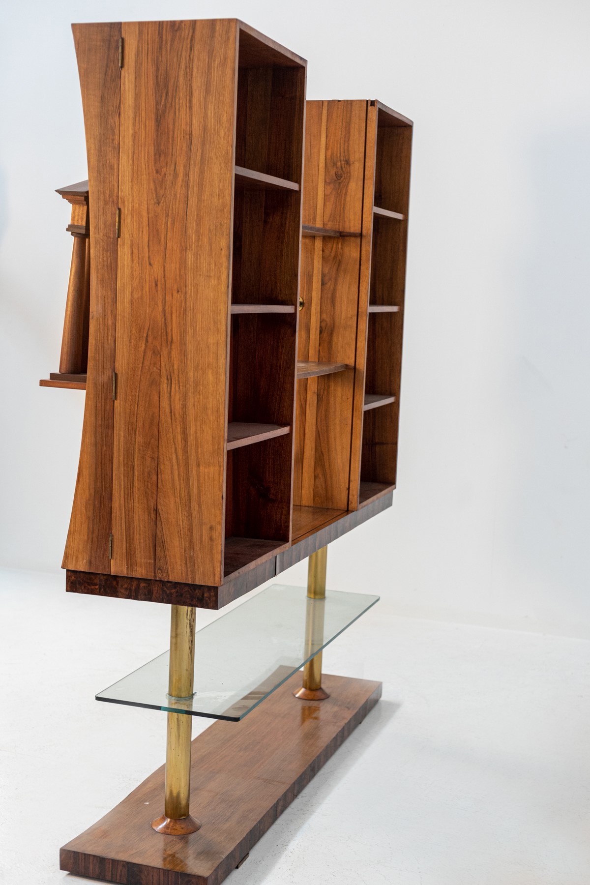 Libreria con due statue di Barberi Felice