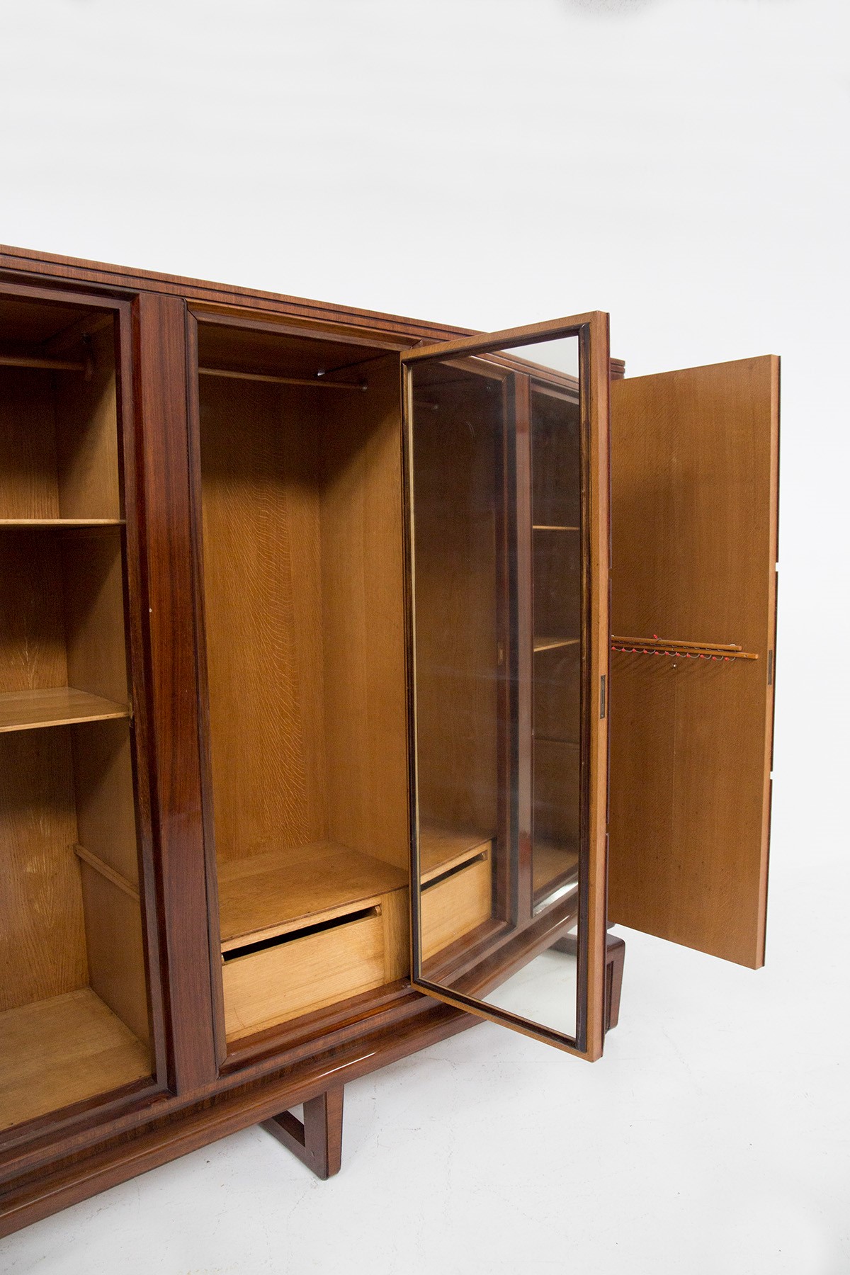 Armadio con etichetta