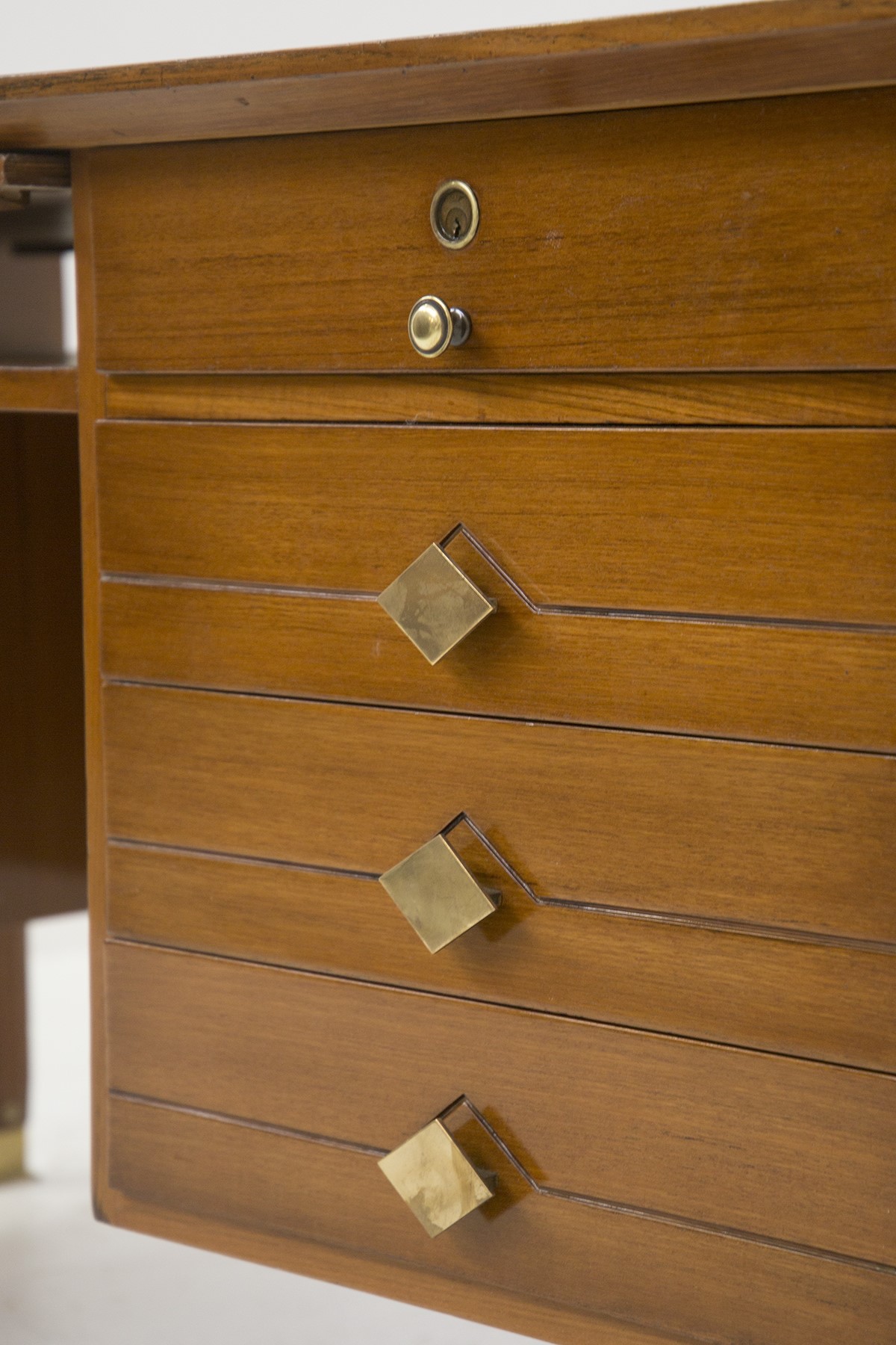 Scrivania italiana in legno e ottone