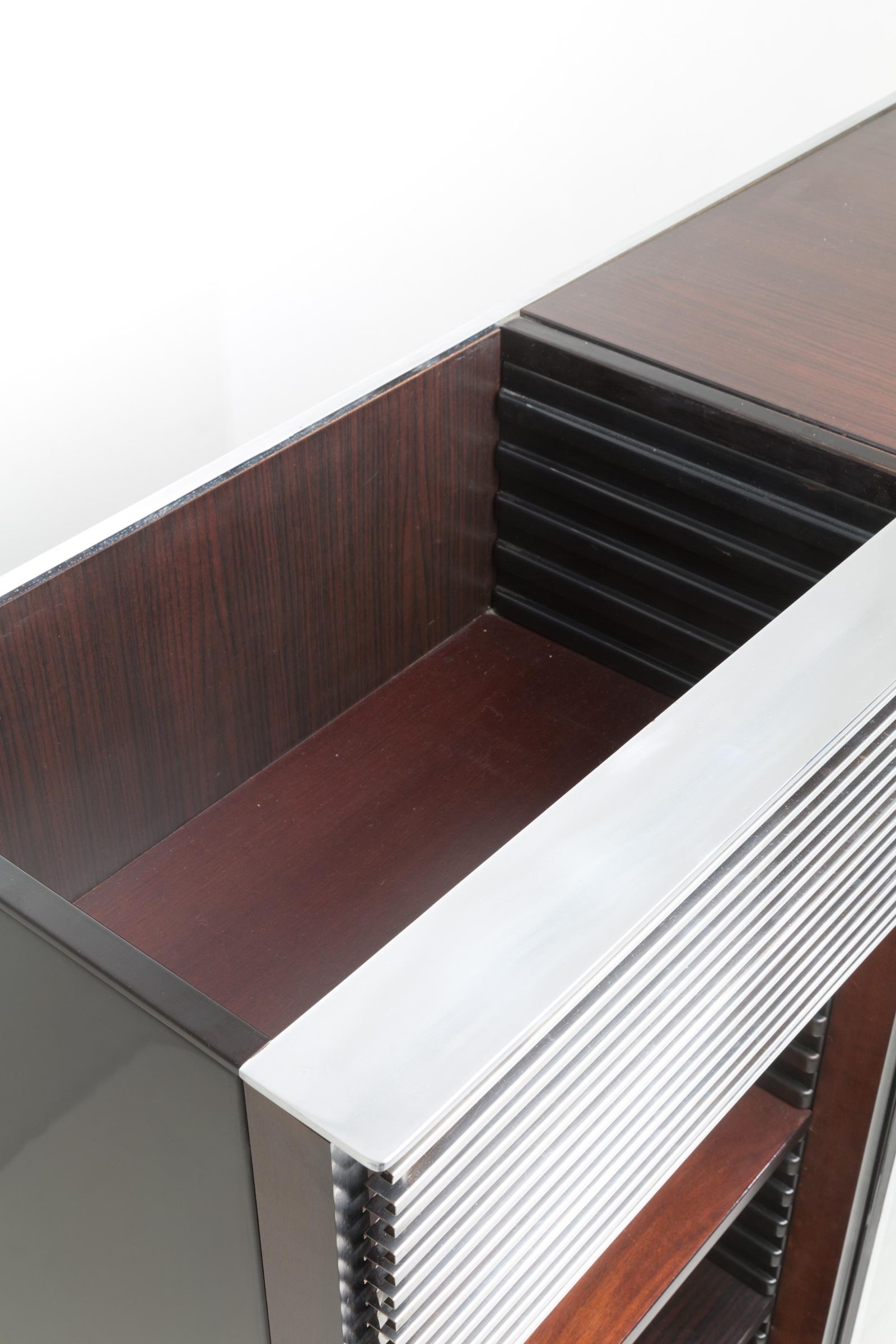 Credenza in legno, acciaio cromato e vetro