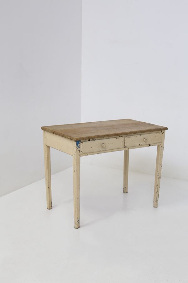 Scrivania in legno in stile rustico, manifattura francese.