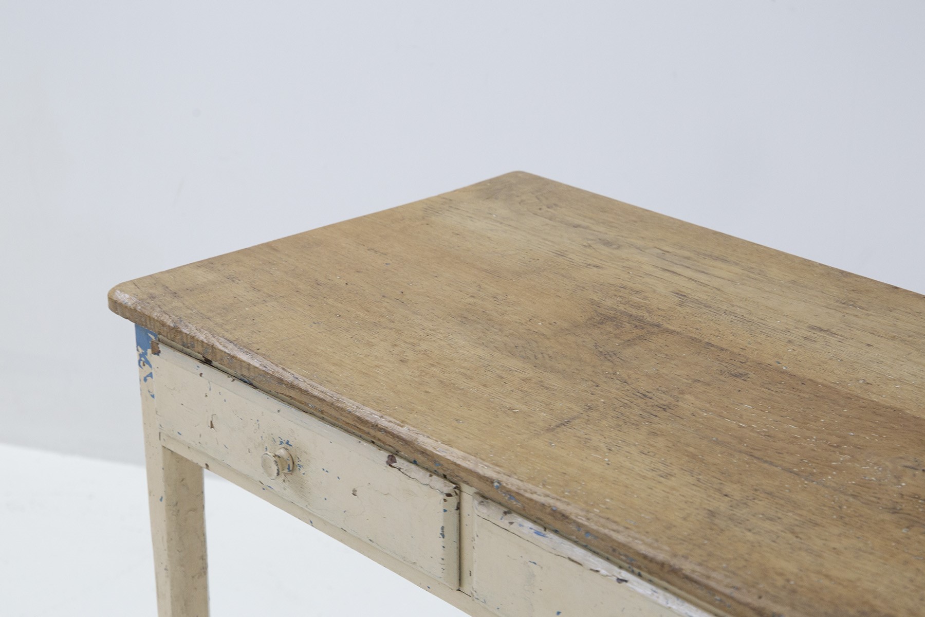 Scrivania in Legno in Stile Rustico, Manifattura Francese.