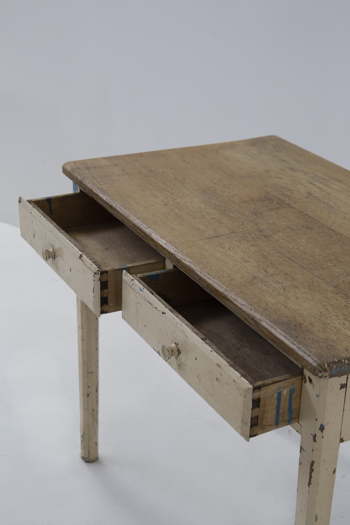 Scrivania in Legno in Stile Rustico, Manifattura Francese.
