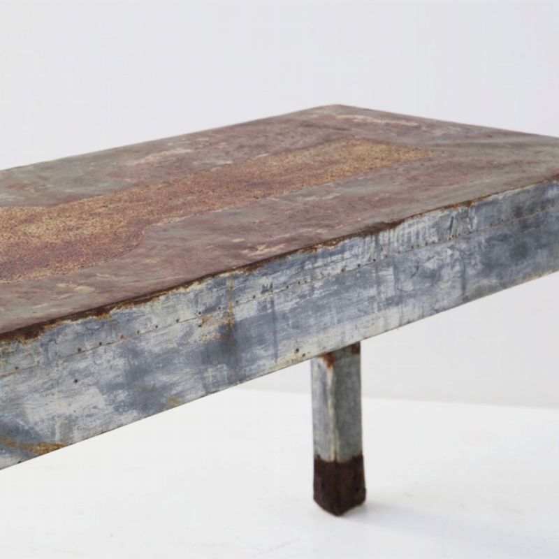 Tavolo Vintage in Legno con Rivestimento in Lamiera Rivettata