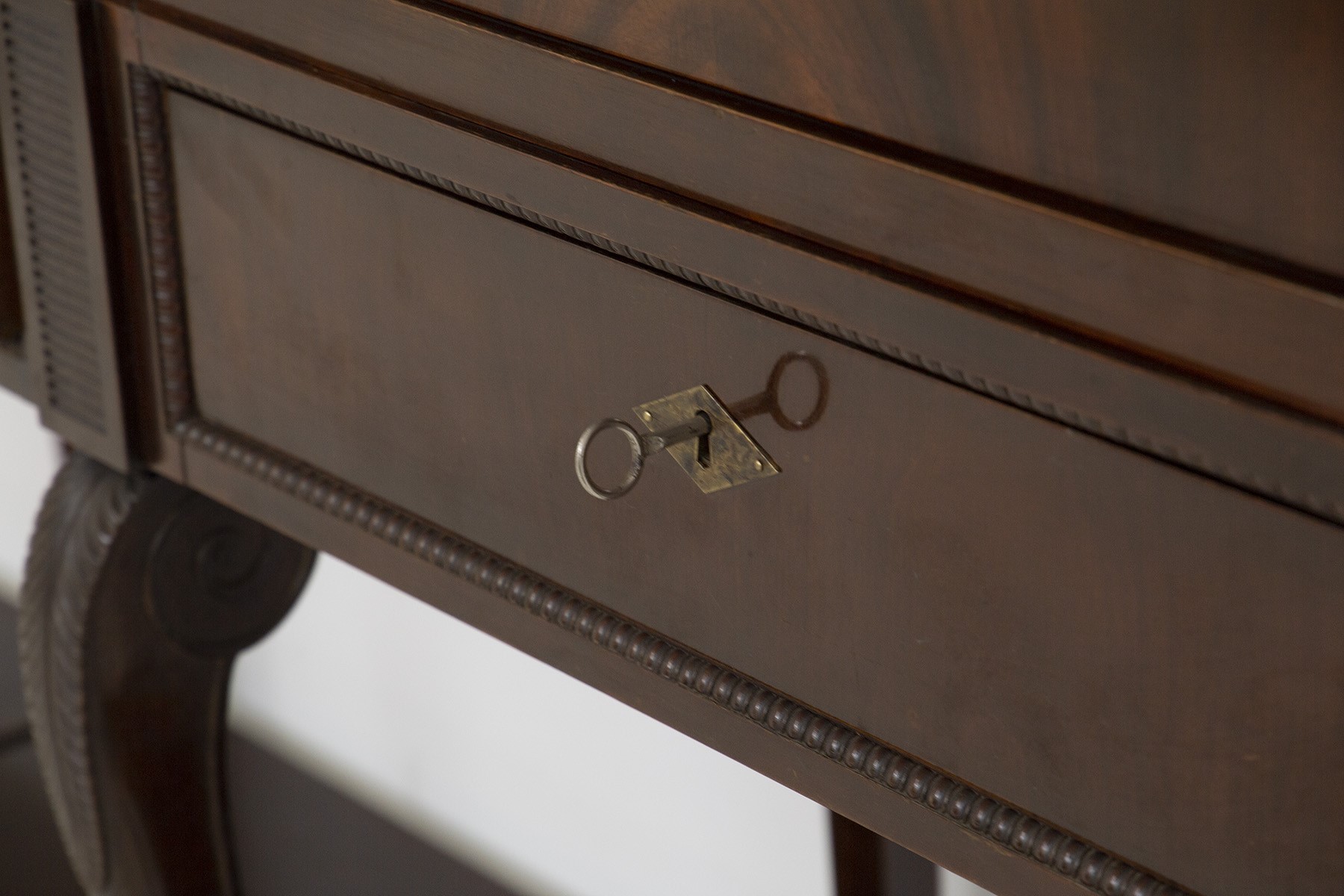 Gianni Versace - Credenza in Stile Neoclassico (attr)