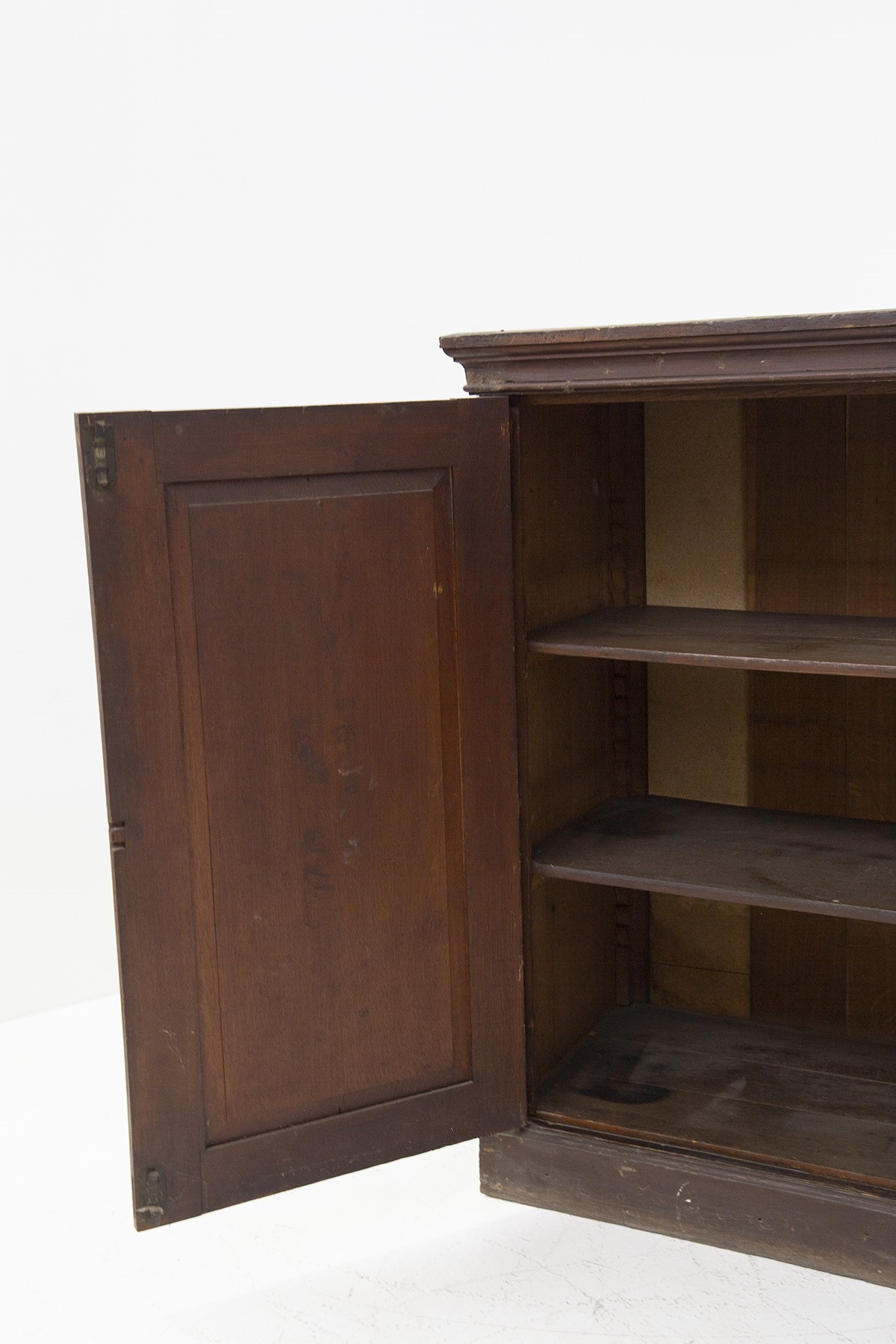 Antico armadio gotico alto della Regina Olanda al galoppo