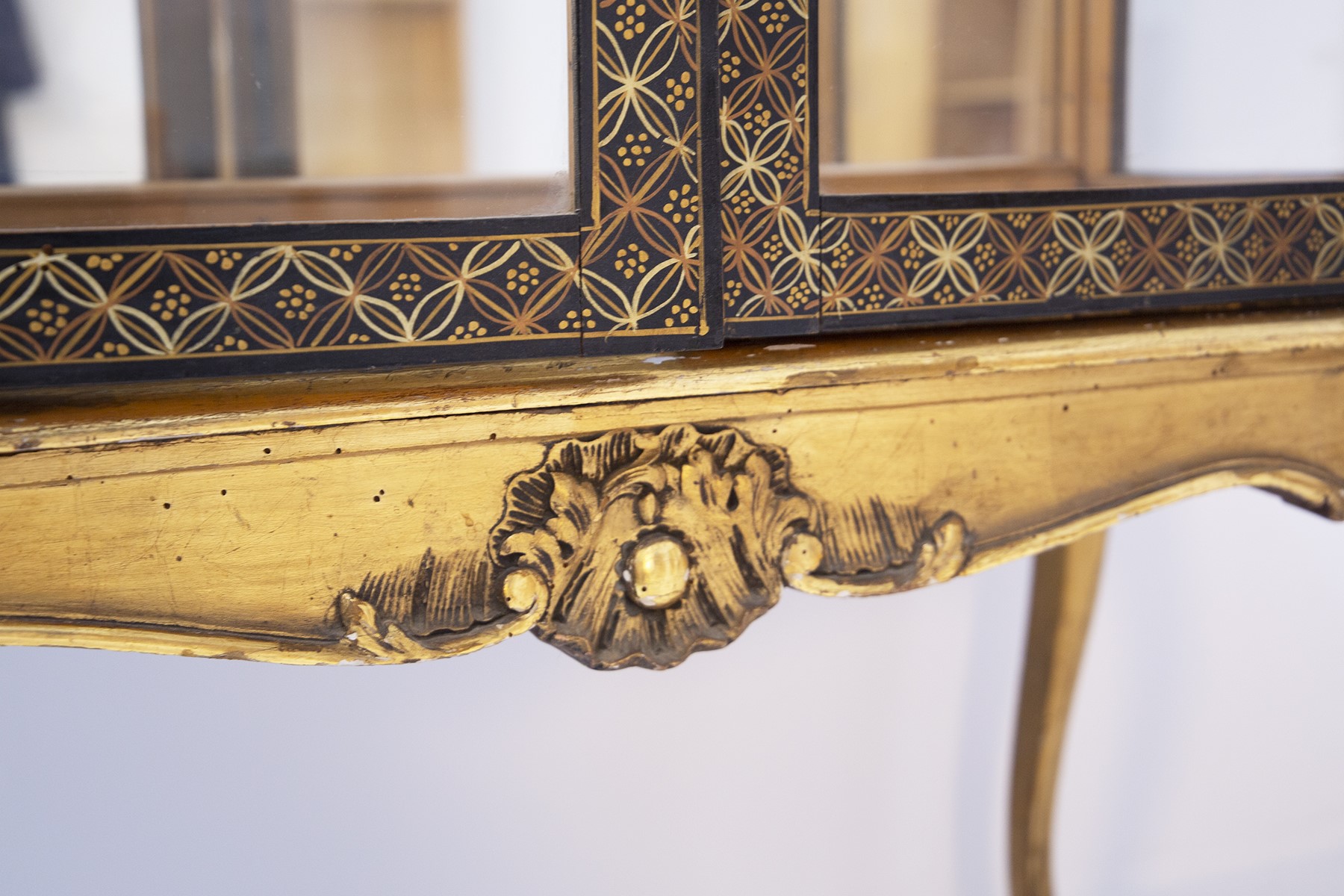 Vetrina D'epoca Italiana in Legno Dipinto e Vetro