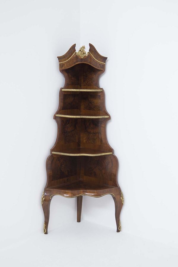 Manifattura francese - French walnut Étagère in Louis XV style