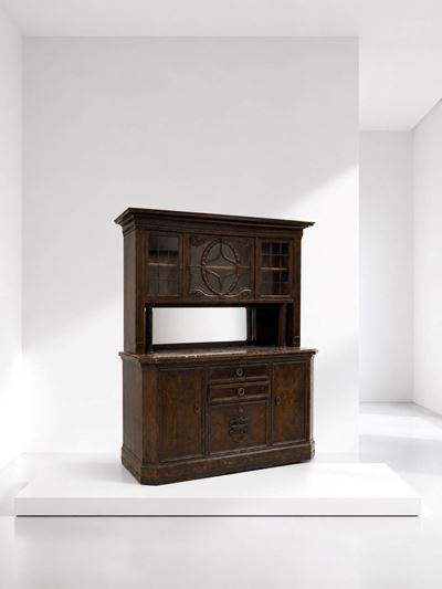 Credenza con piano in marmo e vetrinette